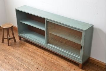 アンティーク家具　アンティークペイント　シンプルな脚付き収納棚(本棚、飾り棚、ガラスケース)