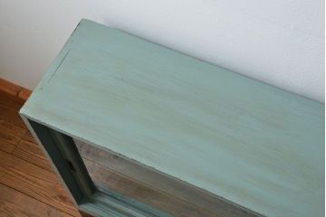 アンティーク家具　アンティークペイント　シンプルな脚付き収納棚(本棚、飾り棚、ガラスケース)