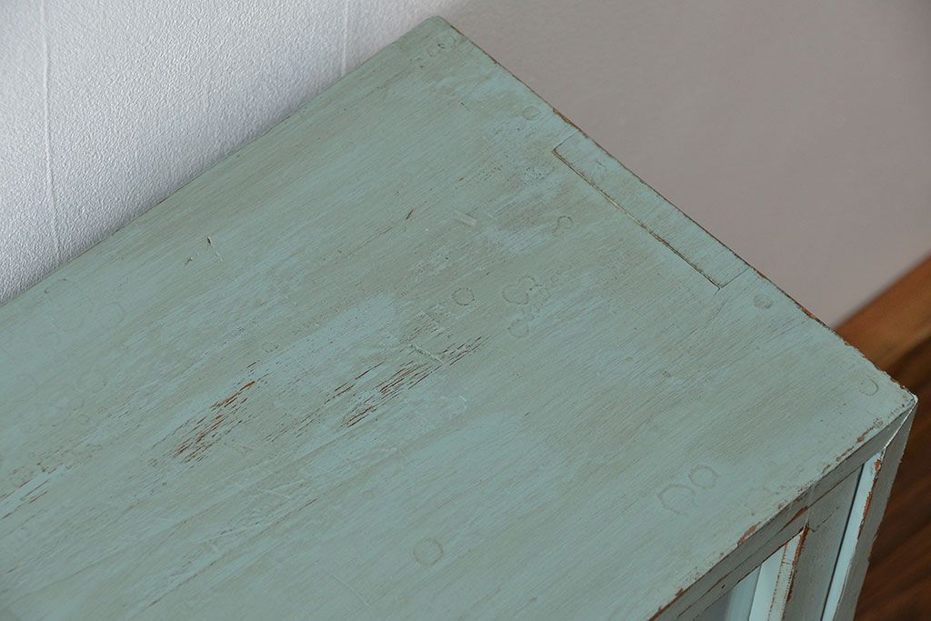 アンティーク家具　アンティークペイント　シンプルな脚付き収納棚(本棚、飾り棚、ガラスケース)