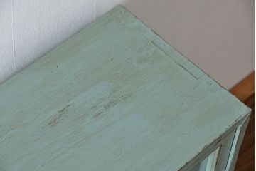 アンティーク家具　アンティークペイント　シンプルな脚付き収納棚(本棚、飾り棚、ガラスケース)