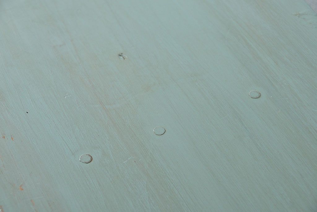 アンティーク家具　アンティークペイント　シンプルな脚付き収納棚(本棚、飾り棚、ガラスケース)