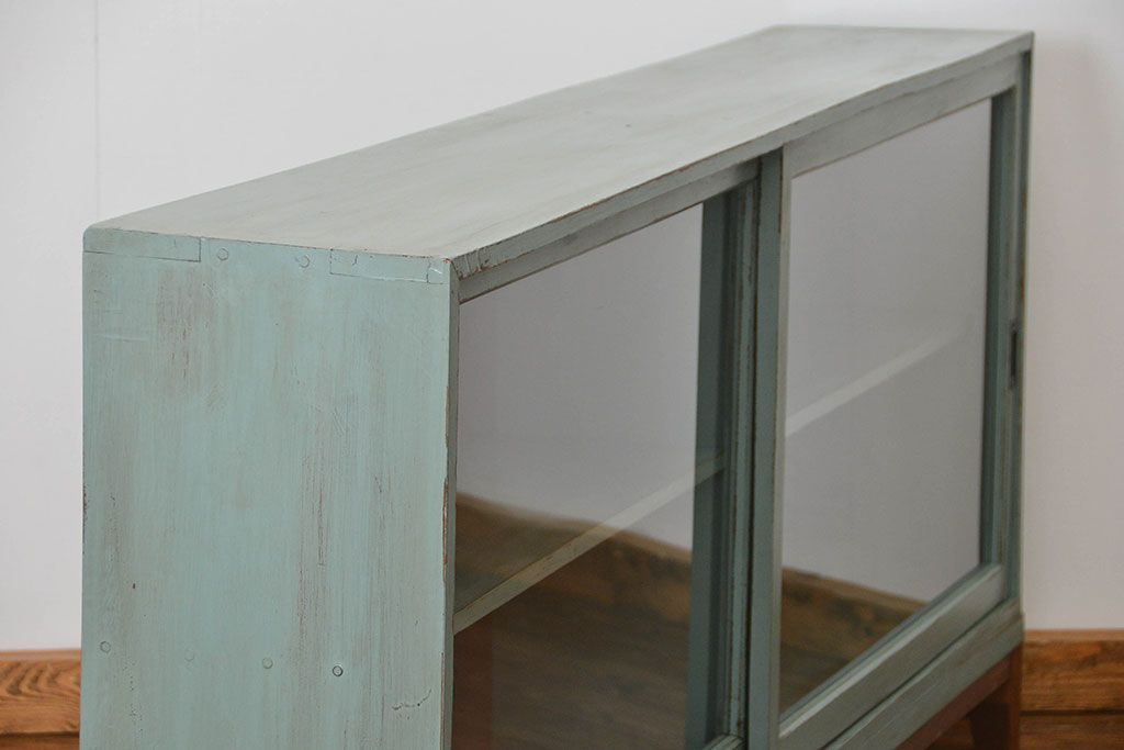 アンティーク家具　アンティークペイント　シンプルな脚付き収納棚(本棚、飾り棚、ガラスケース)