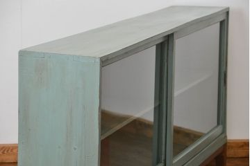 アンティーク家具　アンティークペイント　シンプルな脚付き収納棚(本棚、飾り棚、ガラスケース)