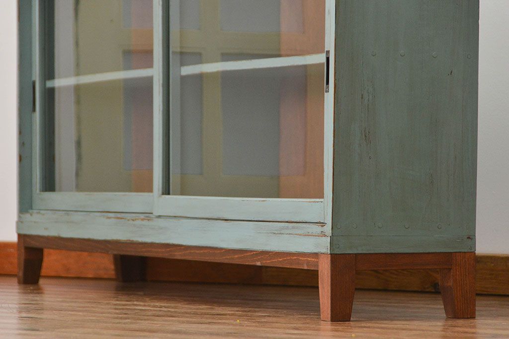 アンティーク家具　アンティークペイント　シンプルな脚付き収納棚(本棚、飾り棚、ガラスケース)