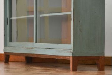 アンティーク家具　アンティークペイント　シンプルな脚付き収納棚(本棚、飾り棚、ガラスケース)