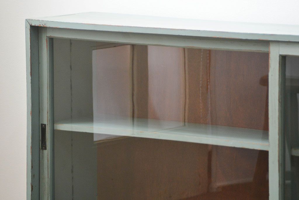 アンティーク家具　アンティークペイント　シンプルな脚付き収納棚(本棚、飾り棚、ガラスケース)