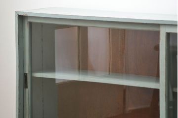 アンティーク家具　アンティークペイント　シンプルな脚付き収納棚(本棚、飾り棚、ガラスケース)
