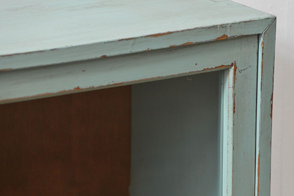 アンティーク家具　アンティークペイント　シンプルな脚付き収納棚(本棚、飾り棚、ガラスケース)