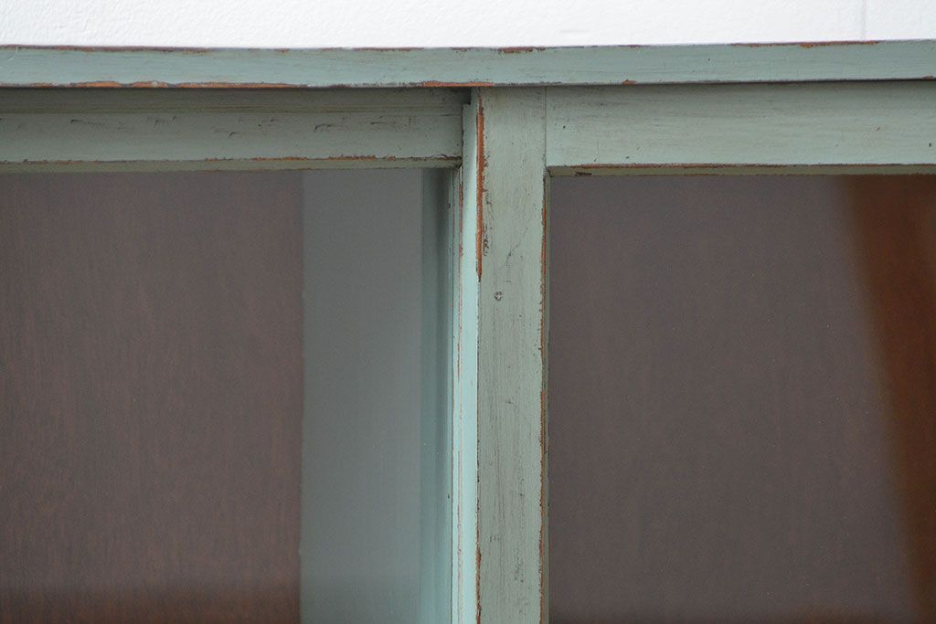 アンティーク家具　アンティークペイント　シンプルな脚付き収納棚(本棚、飾り棚、ガラスケース)