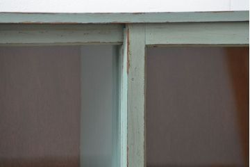 アンティーク家具　アンティークペイント　シンプルな脚付き収納棚(本棚、飾り棚、ガラスケース)