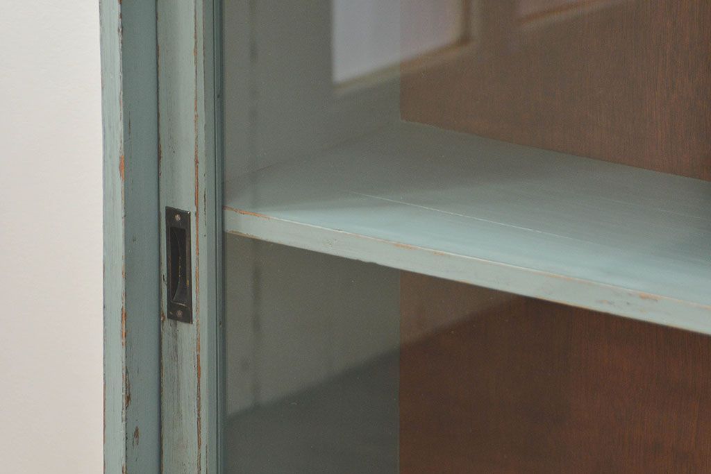 アンティーク家具　アンティークペイント　シンプルな脚付き収納棚(本棚、飾り棚、ガラスケース)