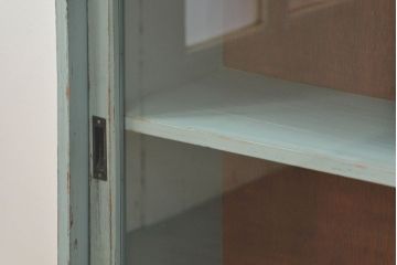 アンティーク家具　アンティークペイント　シンプルな脚付き収納棚(本棚、飾り棚、ガラスケース)
