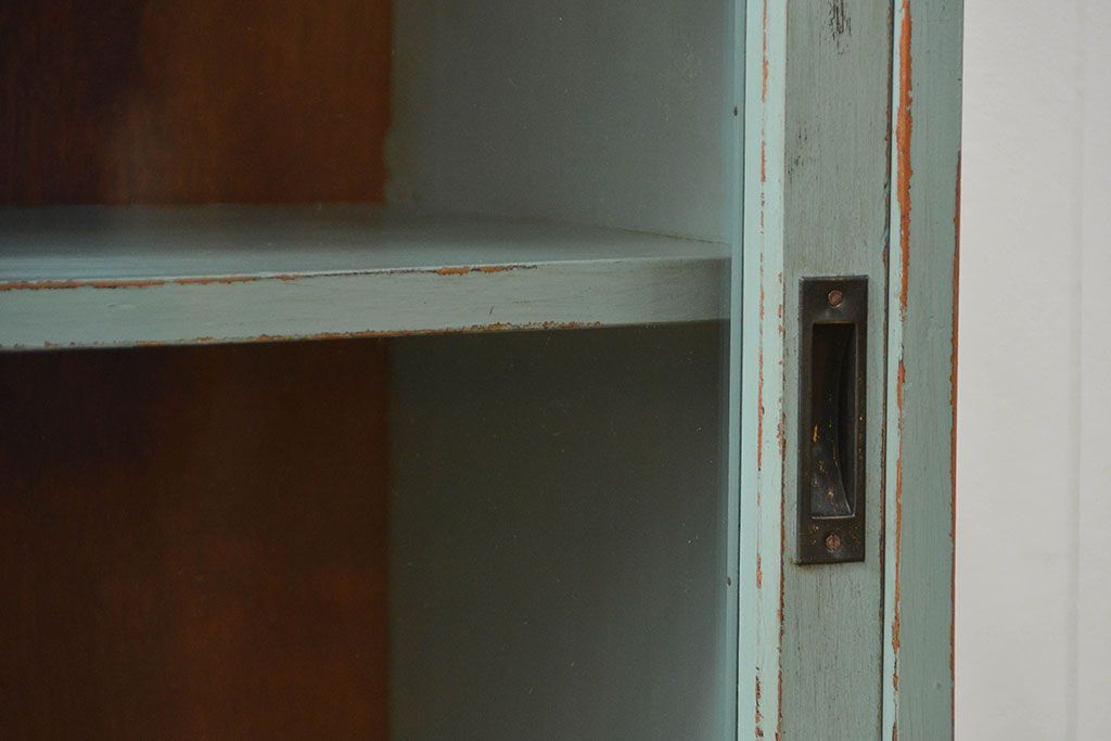 アンティーク家具　アンティークペイント　シンプルな脚付き収納棚(本棚、飾り棚、ガラスケース)