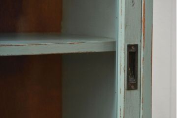 アンティーク家具　アンティークペイント　シンプルな脚付き収納棚(本棚、飾り棚、ガラスケース)