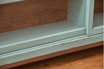 アンティーク家具　アンティークペイント　シンプルな脚付き収納棚(本棚、飾り棚、ガラスケース)