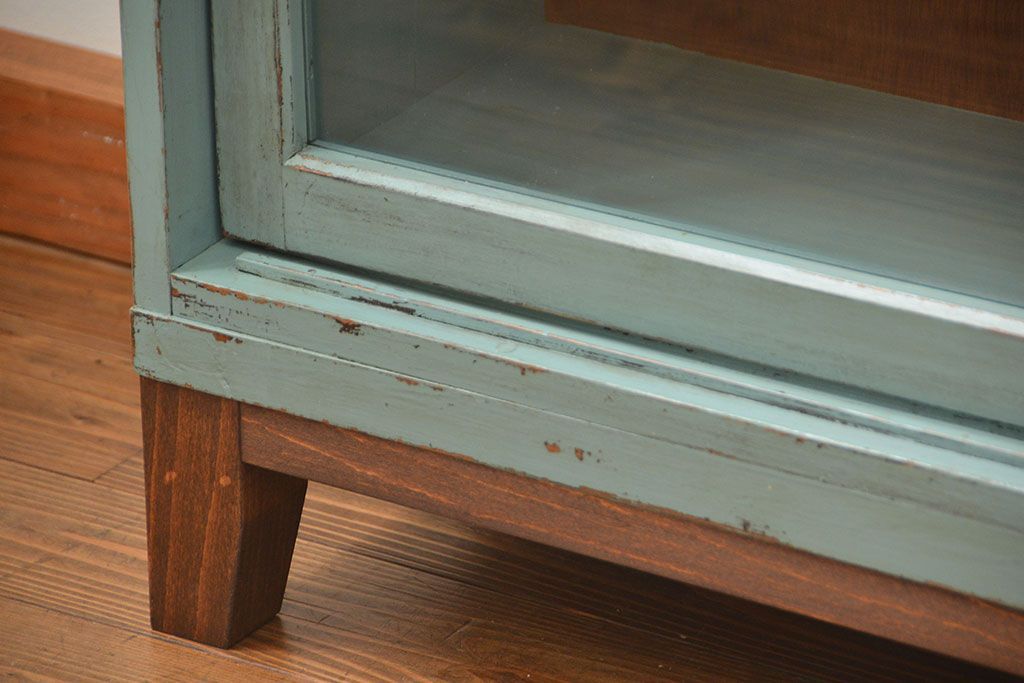 アンティーク家具　アンティークペイント　シンプルな脚付き収納棚(本棚、飾り棚、ガラスケース)