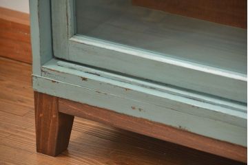 アンティーク家具　アンティークペイント　シンプルな脚付き収納棚(本棚、飾り棚、ガラスケース)