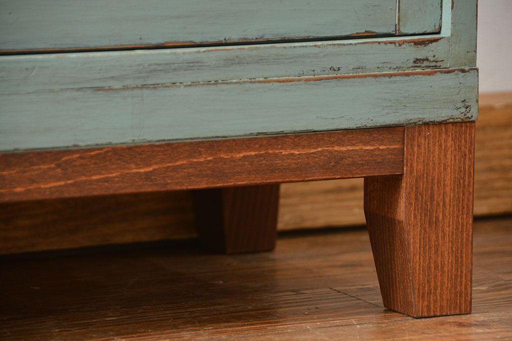 アンティーク家具　アンティークペイント　シンプルな脚付き収納棚(本棚、飾り棚、ガラスケース)