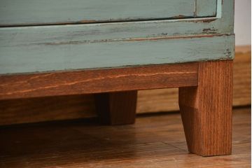 アンティーク家具　アンティークペイント　シンプルな脚付き収納棚(本棚、飾り棚、ガラスケース)