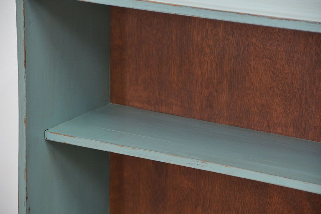 アンティーク家具　アンティークペイント　シンプルな脚付き収納棚(本棚、飾り棚、ガラスケース)