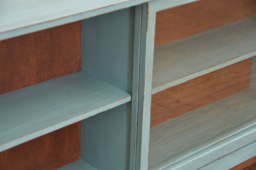 アンティーク家具　アンティークペイント　シンプルな脚付き収納棚(本棚、飾り棚、ガラスケース)