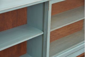 アンティーク家具　アンティークペイント　シンプルな脚付き収納棚(本棚、飾り棚、ガラスケース)