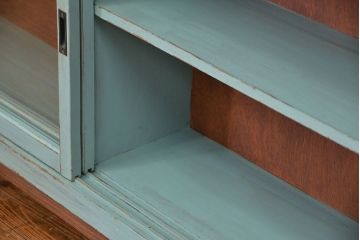 アンティーク家具　アンティークペイント　シンプルな脚付き収納棚(本棚、飾り棚、ガラスケース)