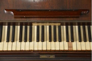 アンティーク雑貨　ジャンク品　かわいいデザインのアンティークオルガン