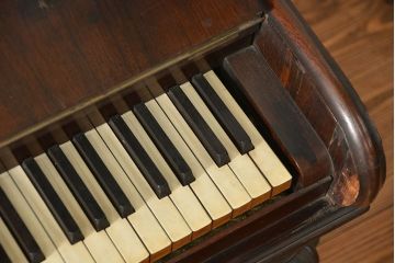 アンティーク雑貨　ジャンク品　かわいいデザインのアンティークオルガン