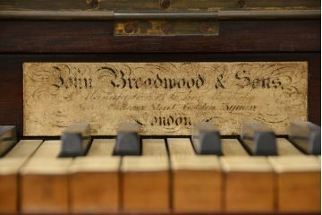 アンティーク雑貨　ジャンク品　かわいいデザインのアンティークオルガン