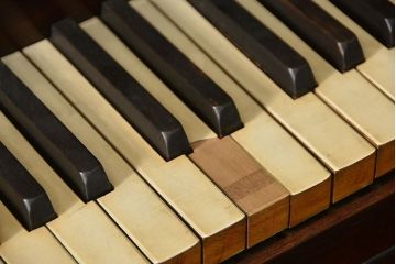 アンティーク雑貨　ジャンク品　かわいいデザインのアンティークオルガン