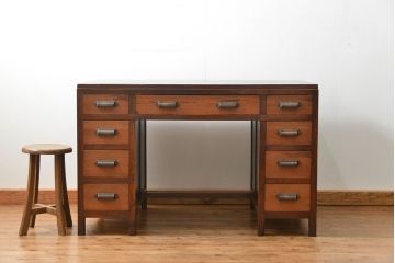 レトロ家具　アンティーク レトロなデザインの両袖机(テーブル、デスク、在宅ワーク、在宅用、作業台)