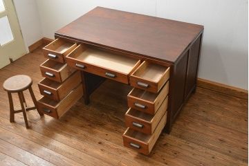 レトロ家具　アンティーク レトロなデザインの両袖机(テーブル、デスク、在宅ワーク、在宅用、作業台)