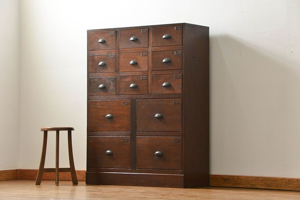 アンティーク家具　アンティーク 重厚な13杯引き出しチェスト(ドロワー、薬箪笥、小物入れ)