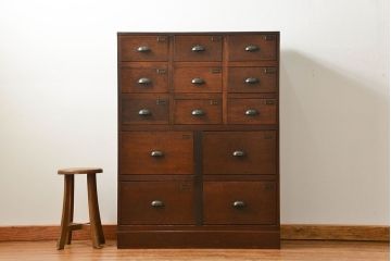 アンティーク家具　アンティーク 重厚な13杯引き出しチェスト(ドロワー、薬箪笥、小物入れ)