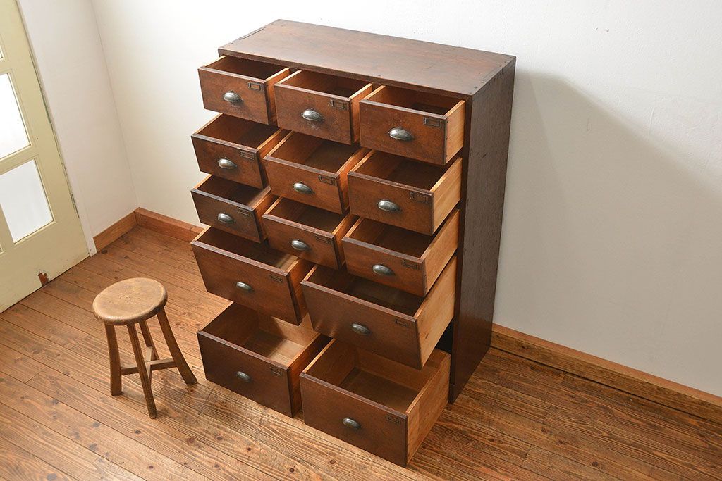 アンティーク家具　アンティーク 重厚な13杯引き出しチェスト(ドロワー、薬箪笥、小物入れ)