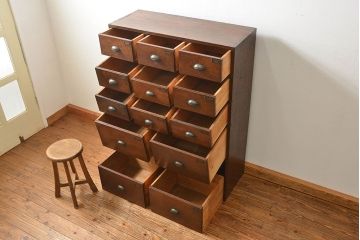 アンティーク家具　アンティーク 重厚な13杯引き出しチェスト(ドロワー、薬箪笥、小物入れ)