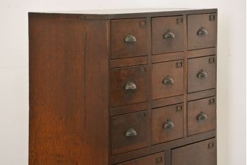 アンティーク家具　アンティーク 重厚な13杯引き出しチェスト(ドロワー、薬箪笥、小物入れ)