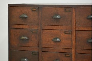 アンティーク家具　アンティーク 重厚な13杯引き出しチェスト(ドロワー、薬箪笥、小物入れ)