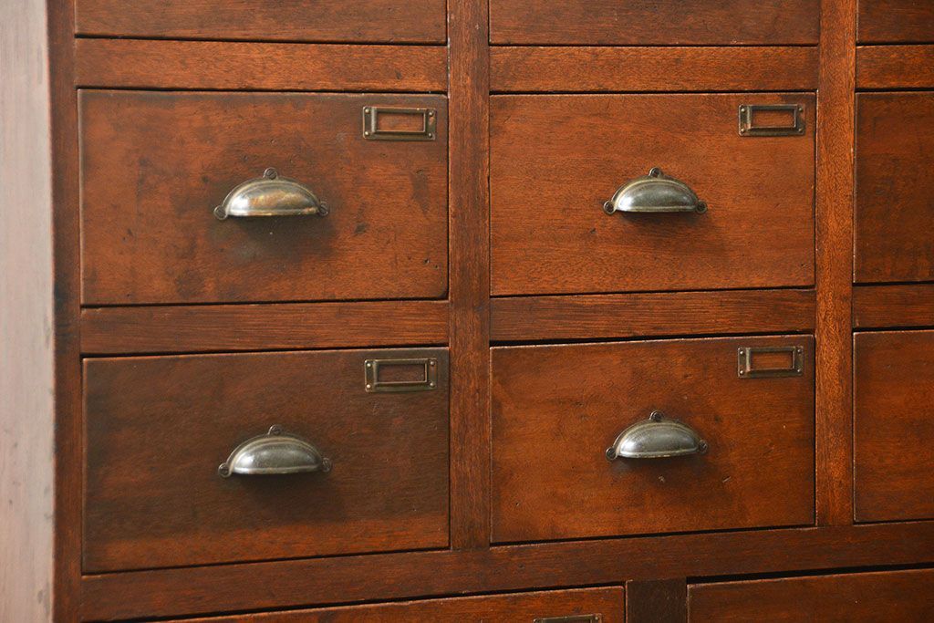 アンティーク家具　アンティーク 重厚な13杯引き出しチェスト(ドロワー、薬箪笥、小物入れ)