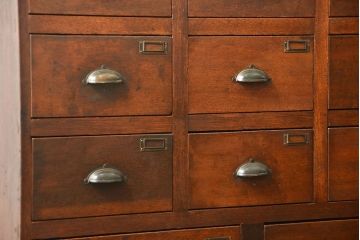 アンティーク家具　アンティーク 重厚な13杯引き出しチェスト(ドロワー、薬箪笥、小物入れ)