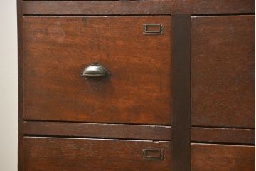 アンティーク家具　アンティーク 重厚な13杯引き出しチェスト(ドロワー、薬箪笥、小物入れ)