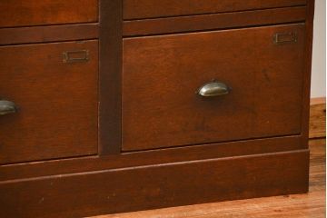 アンティーク家具　アンティーク 重厚な13杯引き出しチェスト(ドロワー、薬箪笥、小物入れ)