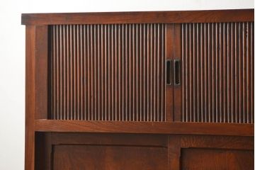 アンティーク家具　古民具・骨董 前面欅材　蛇腹扉が珍しい2段重ね茶箪笥(食器棚、収納棚、水屋箪笥)