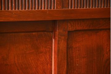 アンティーク家具　古民具・骨董 前面欅材　蛇腹扉が珍しい2段重ね茶箪笥(食器棚、収納棚、水屋箪笥)