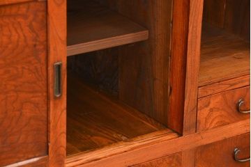 アンティーク家具　古民具・骨董 前面欅材　蛇腹扉が珍しい2段重ね茶箪笥(食器棚、収納棚、水屋箪笥)