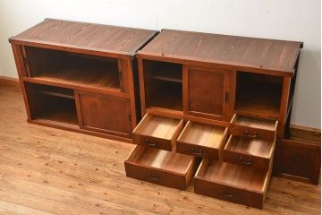 アンティーク家具　古民具・骨董 前面欅材　蛇腹扉が珍しい2段重ね茶箪笥(食器棚、収納棚、水屋箪笥)