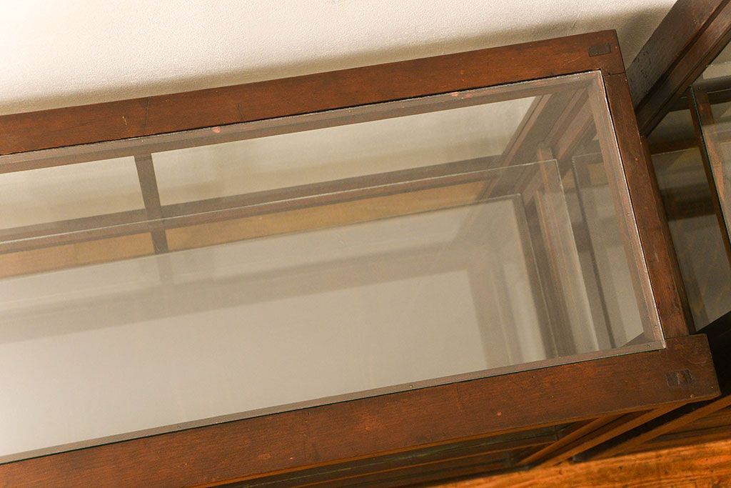 アンティーク家具　アンティーク 希少なデザインの2段重ね5面ガラスケース(ショーケース、収納棚、陳列棚)