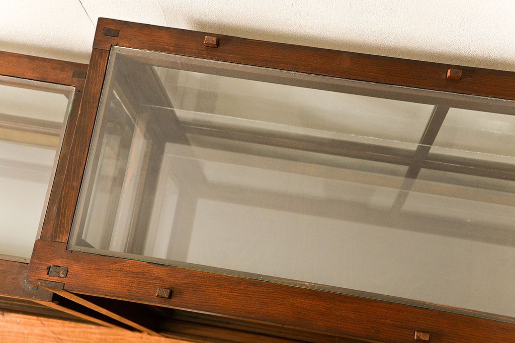 アンティーク家具　アンティーク 希少なデザインの2段重ね5面ガラスケース(ショーケース、収納棚、陳列棚)