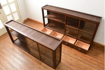 アンティーク家具　アンティーク 味わい深い二段重ね三面ガラスケース(ショーケース、収納棚、飾り棚、陳列棚)